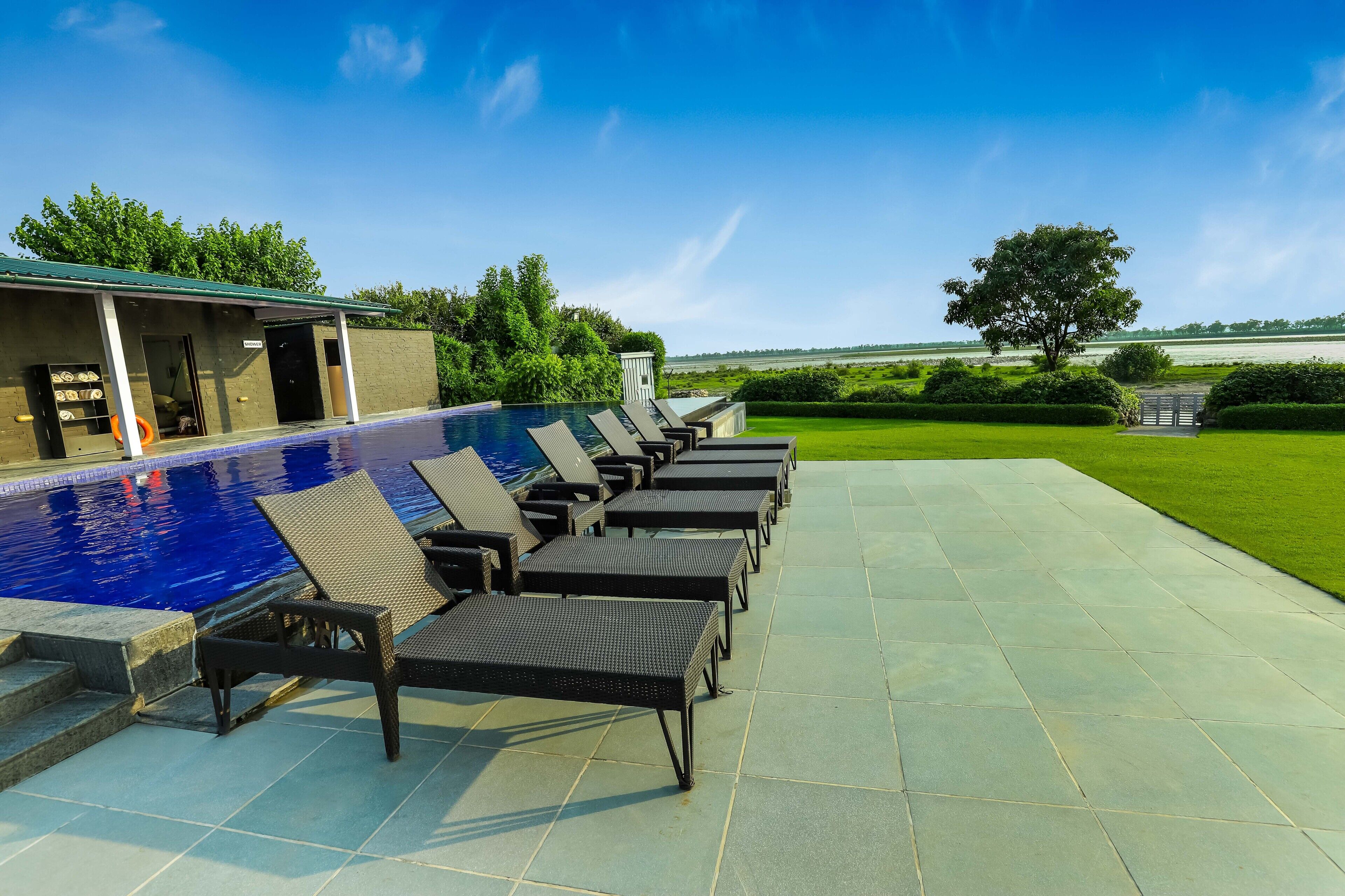 Kolam renang outdoor, dengan kursi berjemur