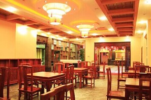 早餐，供應午餐和晚餐