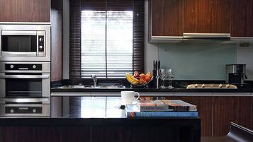 Villa, 2 habitaciones | Cocina privada | Frigorífico grande, microondas, horno y placa de cocina