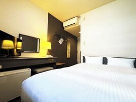 Escritorio, wifi gratis, ropa de cama