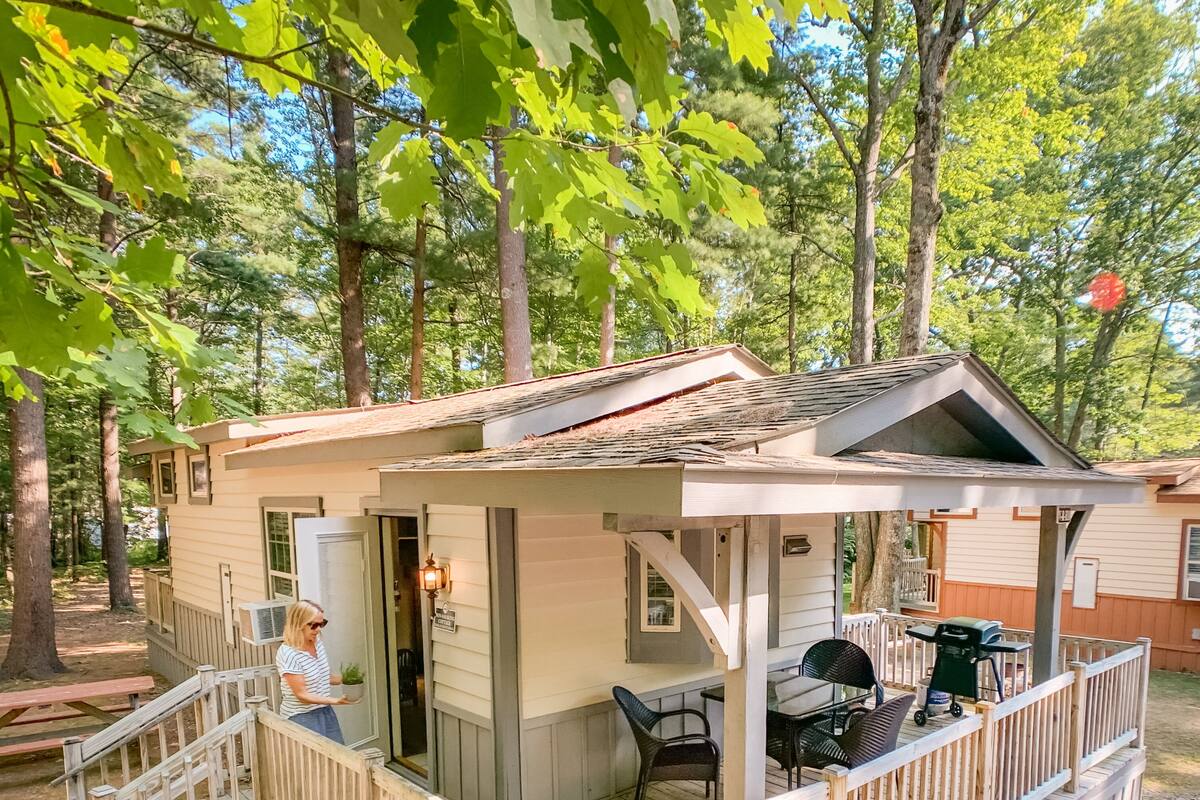 One Bedroom Cottage with Loft (Linens not provided) | Free WiFi