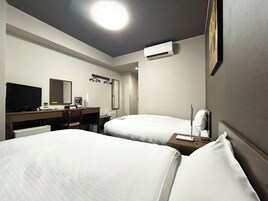 Tabla de planchar con plancha, wifi gratis y ropa de cama