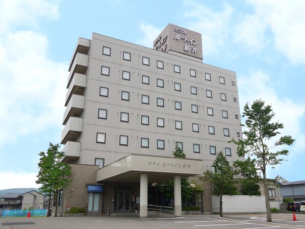 A multi-story hotel with a flat facade and a covered entrance. - Hotel Route Inn Myoko Arai (Myoko)