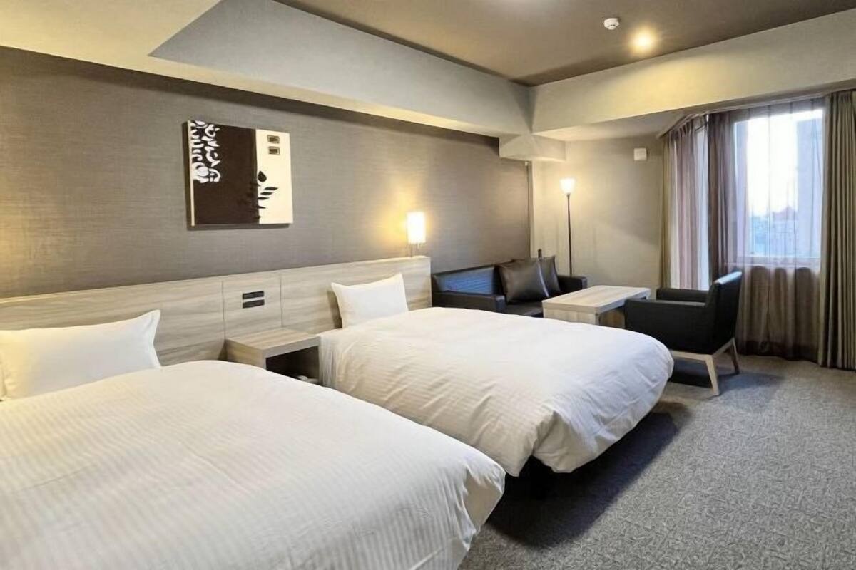 Meja kerja, Wi-Fi gratis, dan seprai linen