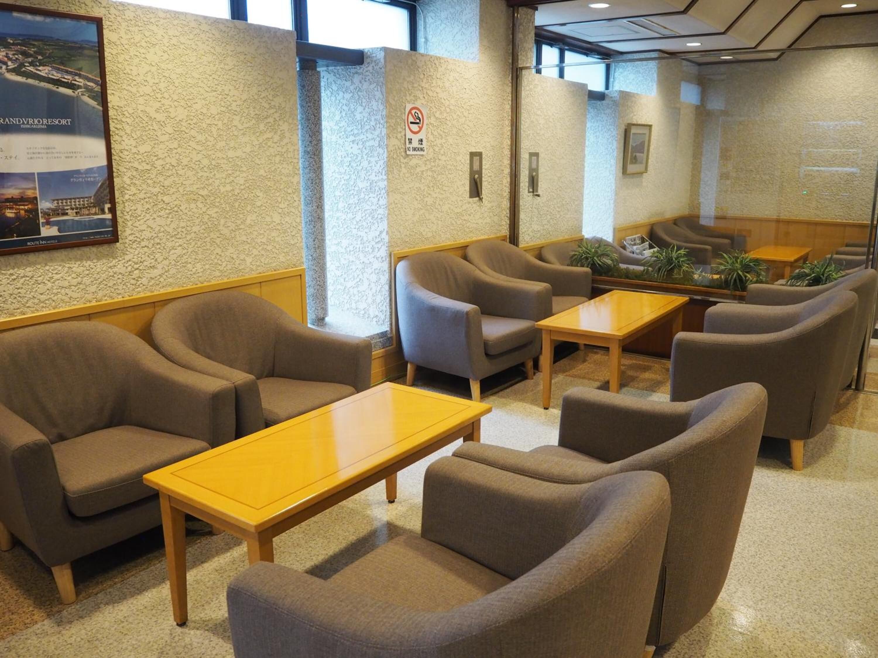 Un hall con sofás, mesas y un cartel de 'No Fumar'.