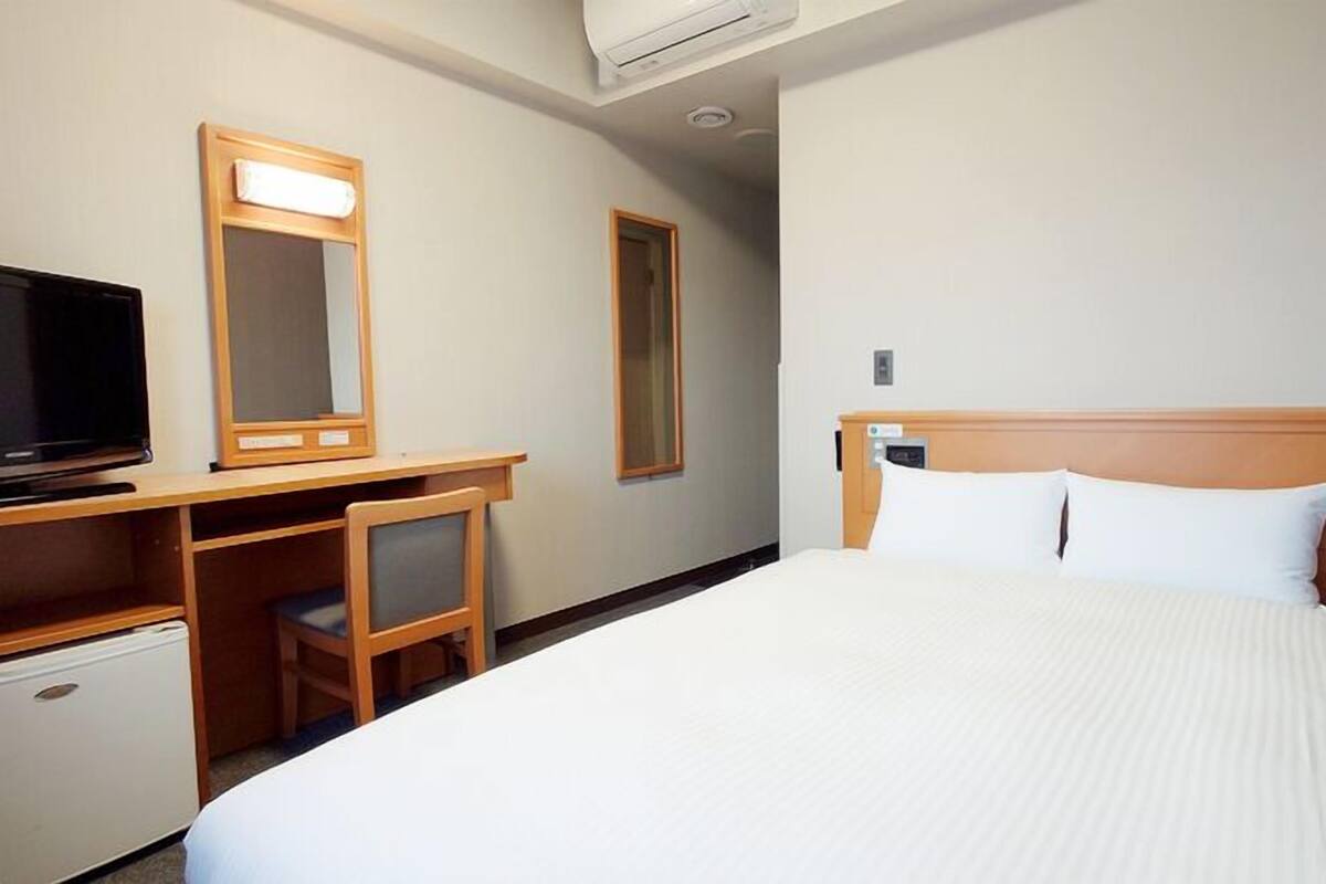 Desk, WiFi (free), bed sheets