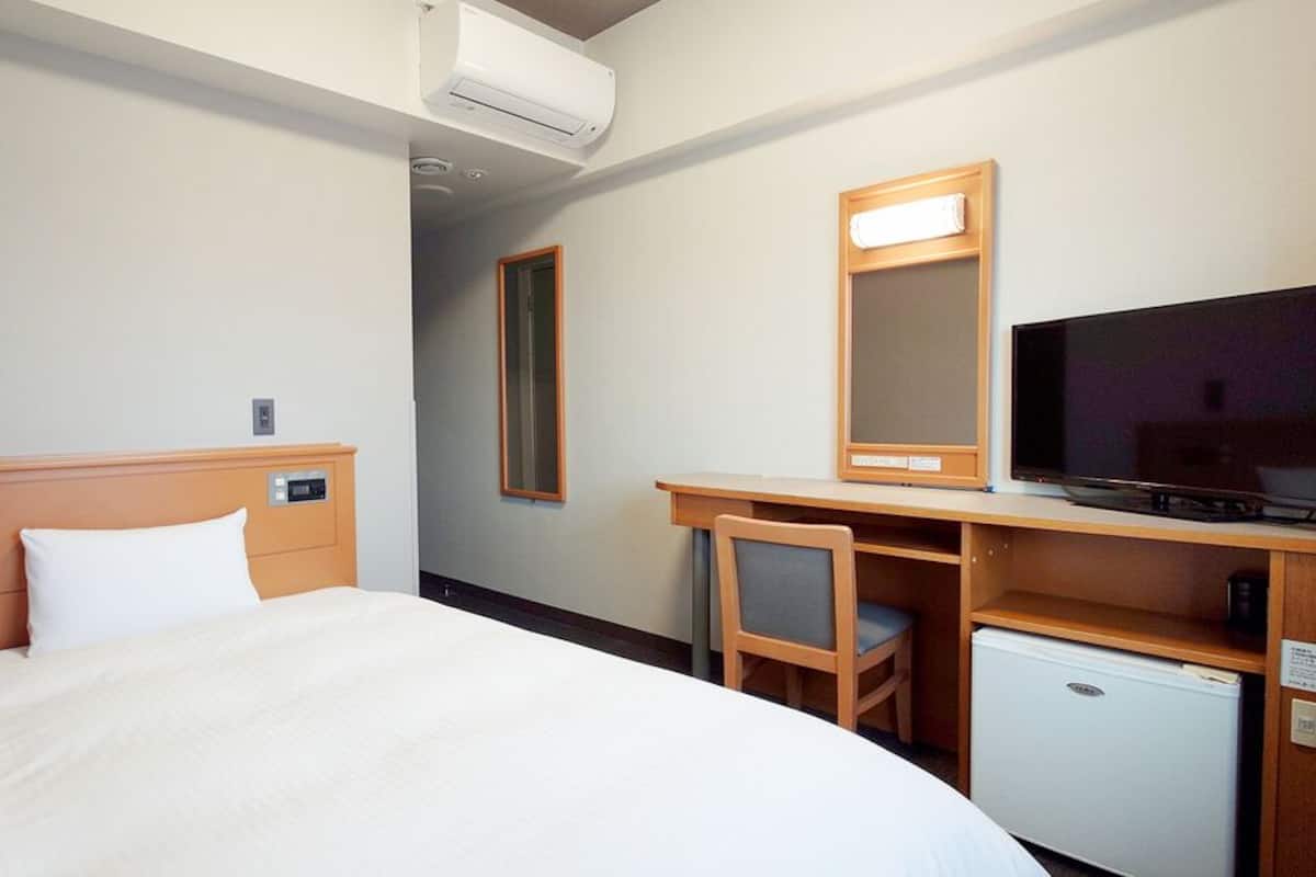 Desk, WiFi (free), bed sheets