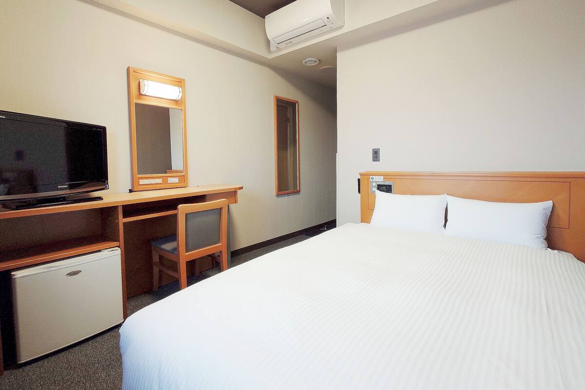 Desk, WiFi (free), bed sheets