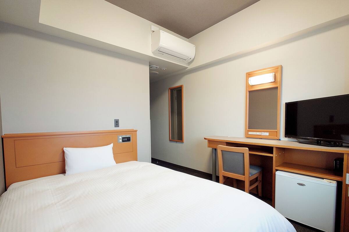 Desk, WiFi (free), bed sheets