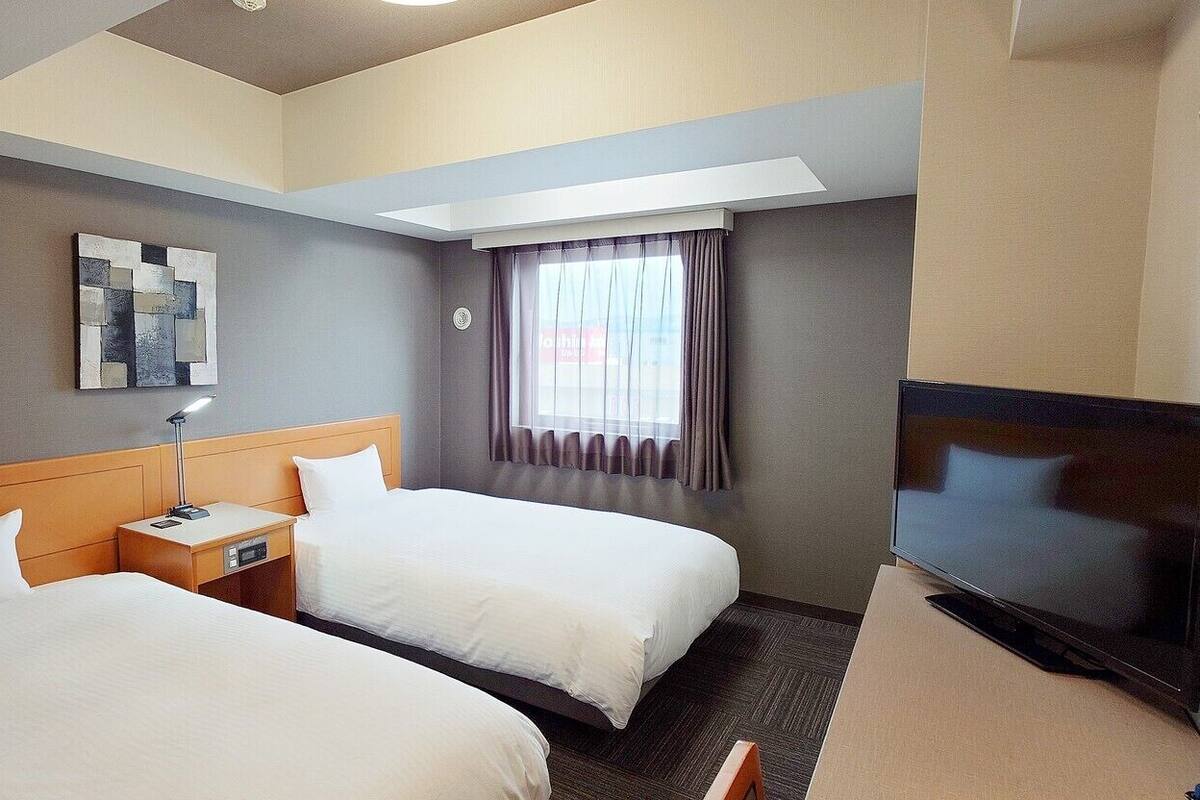 Desk, WiFi (free), bed sheets