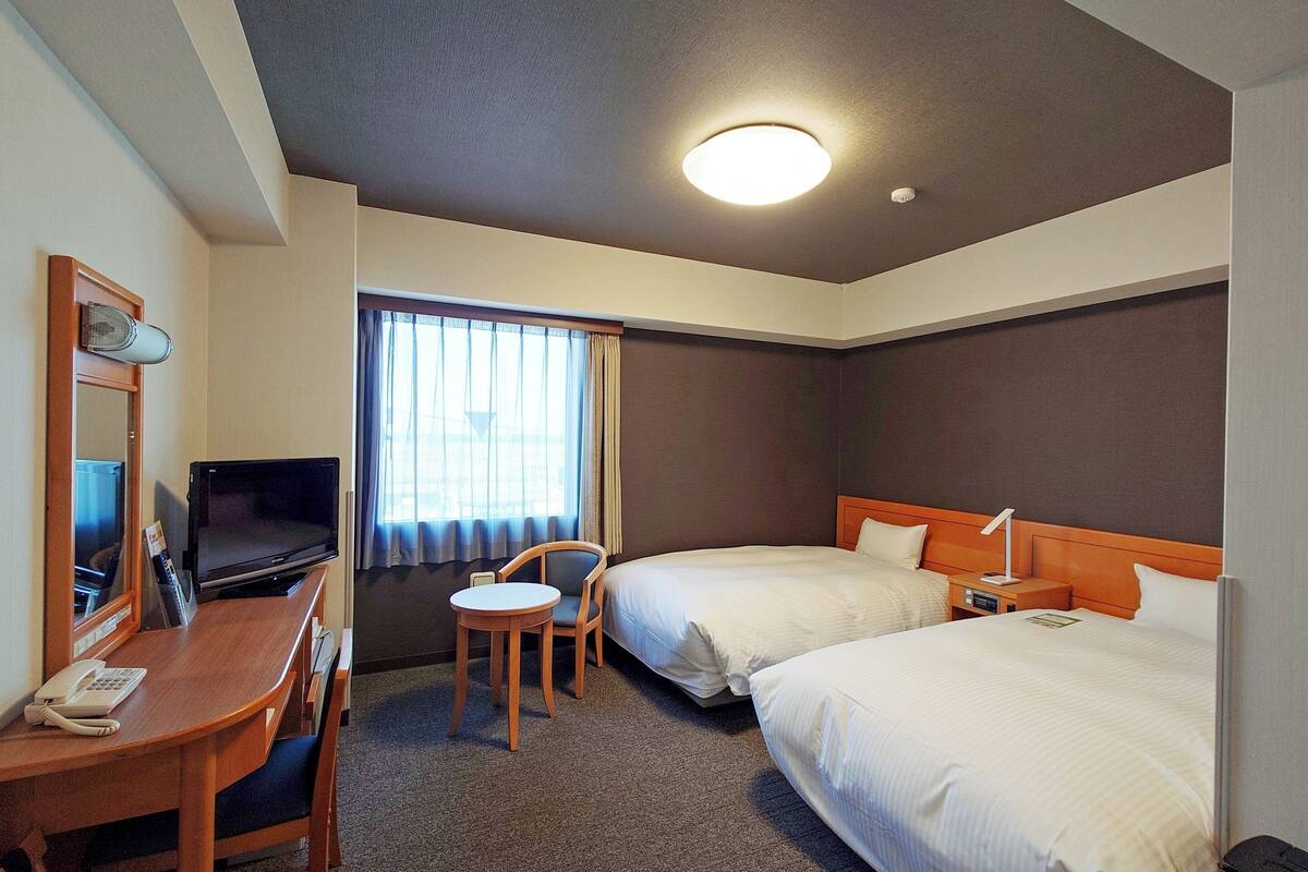 desk, free wired internet, bed sheets