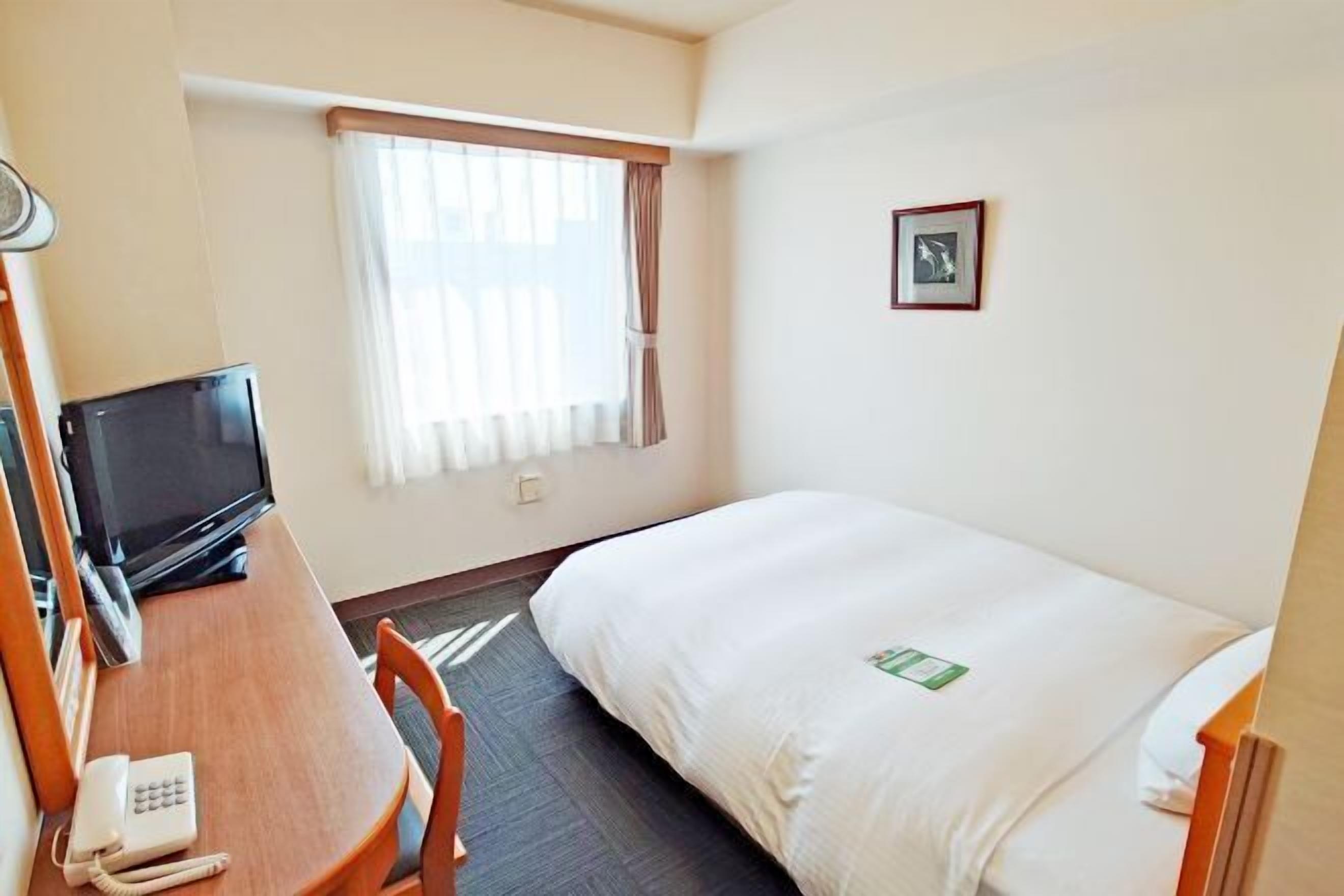 Desk, free wired Internet, bed sheets