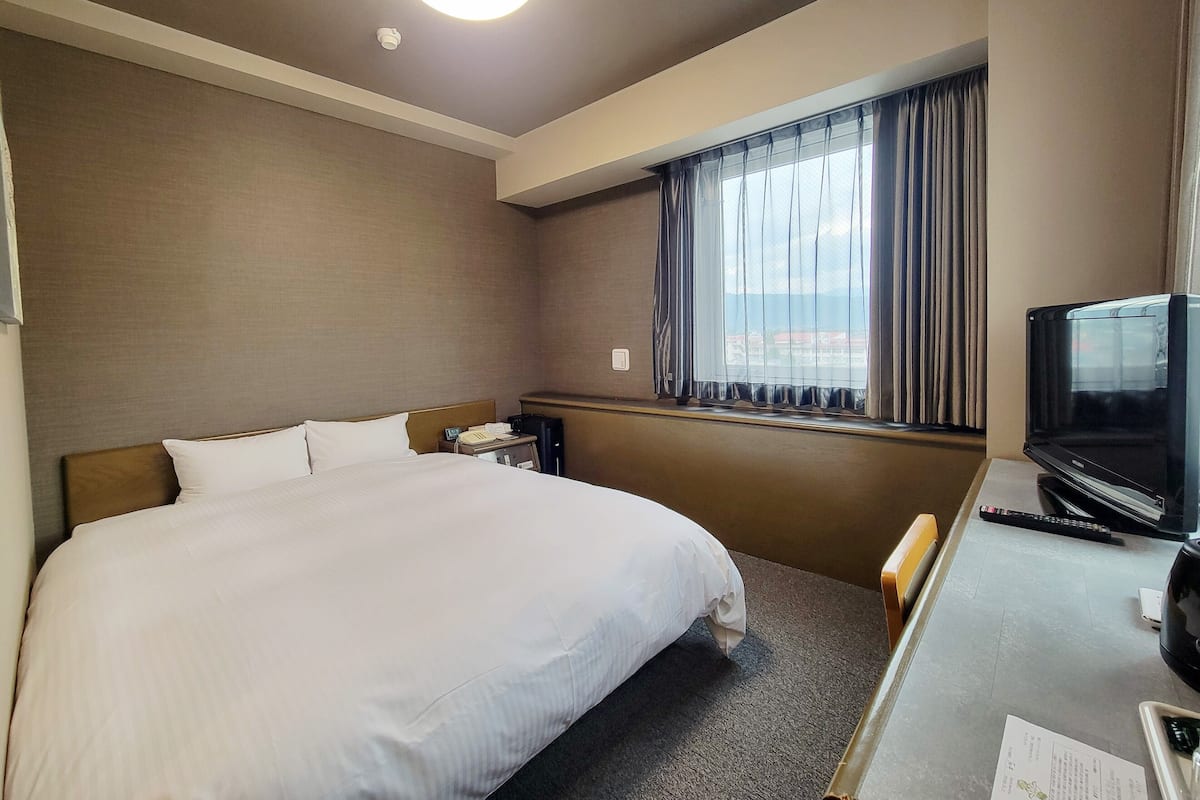 Een bureau, gratis wifi, beddengoed