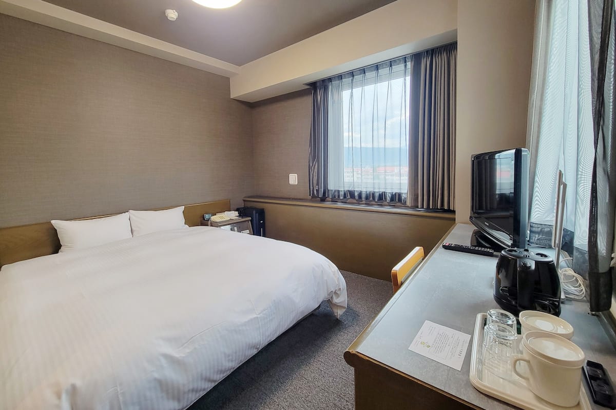 Een bureau, gratis wifi, beddengoed