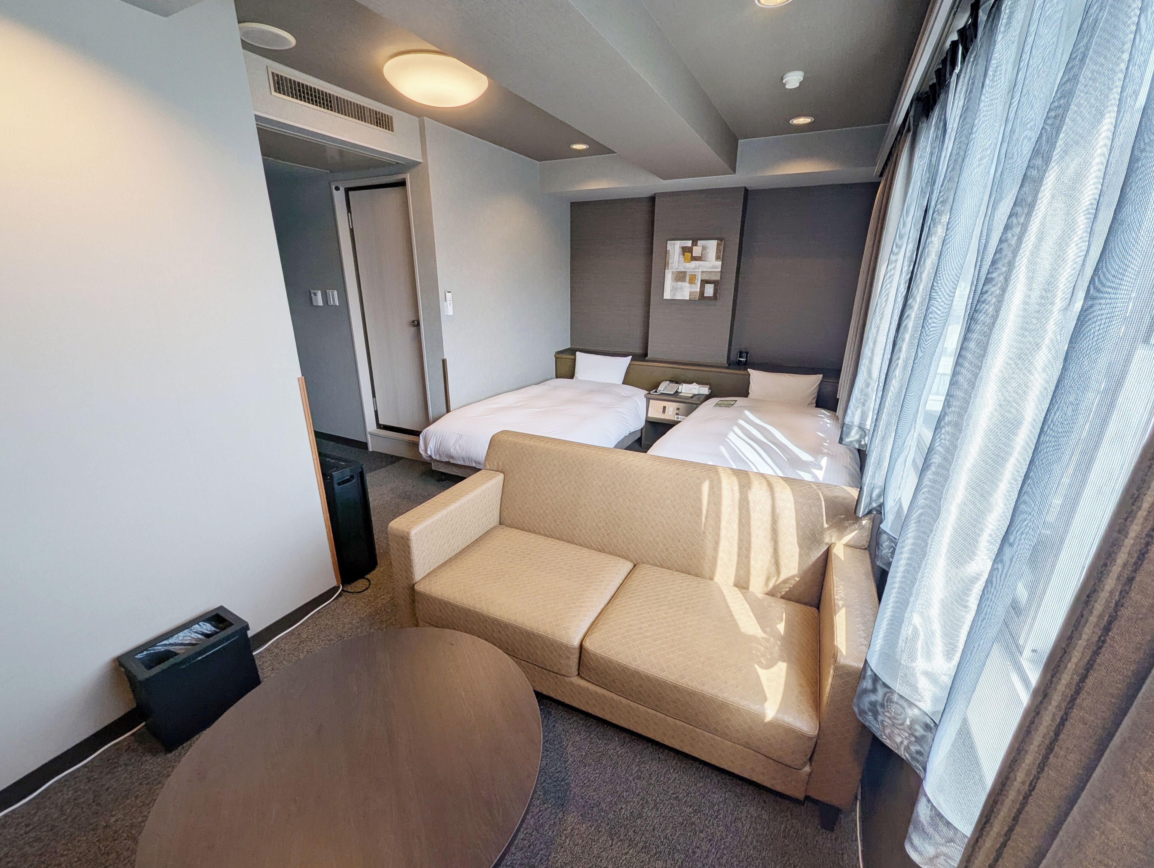 Escritorio, wifi gratis y ropa de cama 