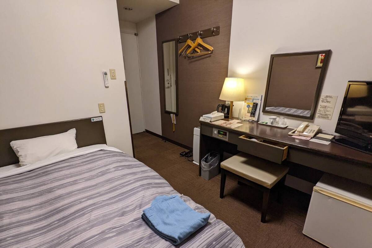 Desk, WiFi (free), bed sheets