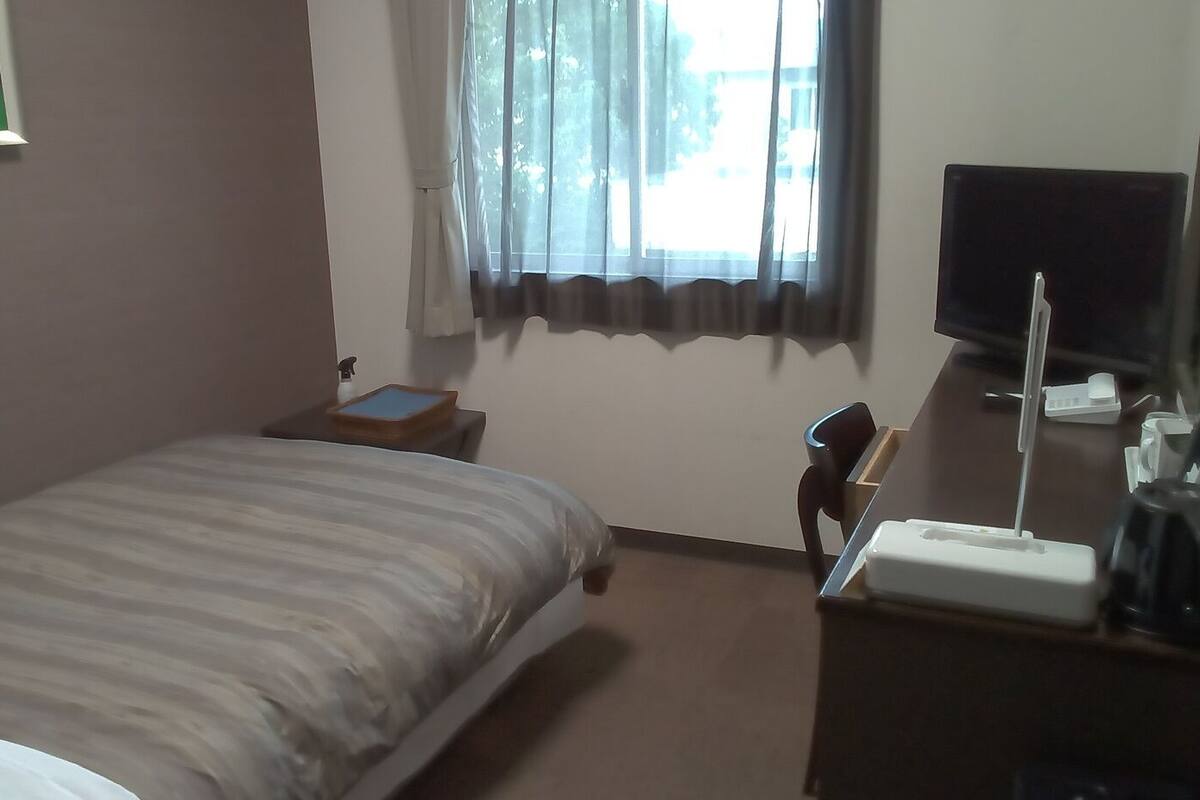 Desk, WiFi (free), bed sheets