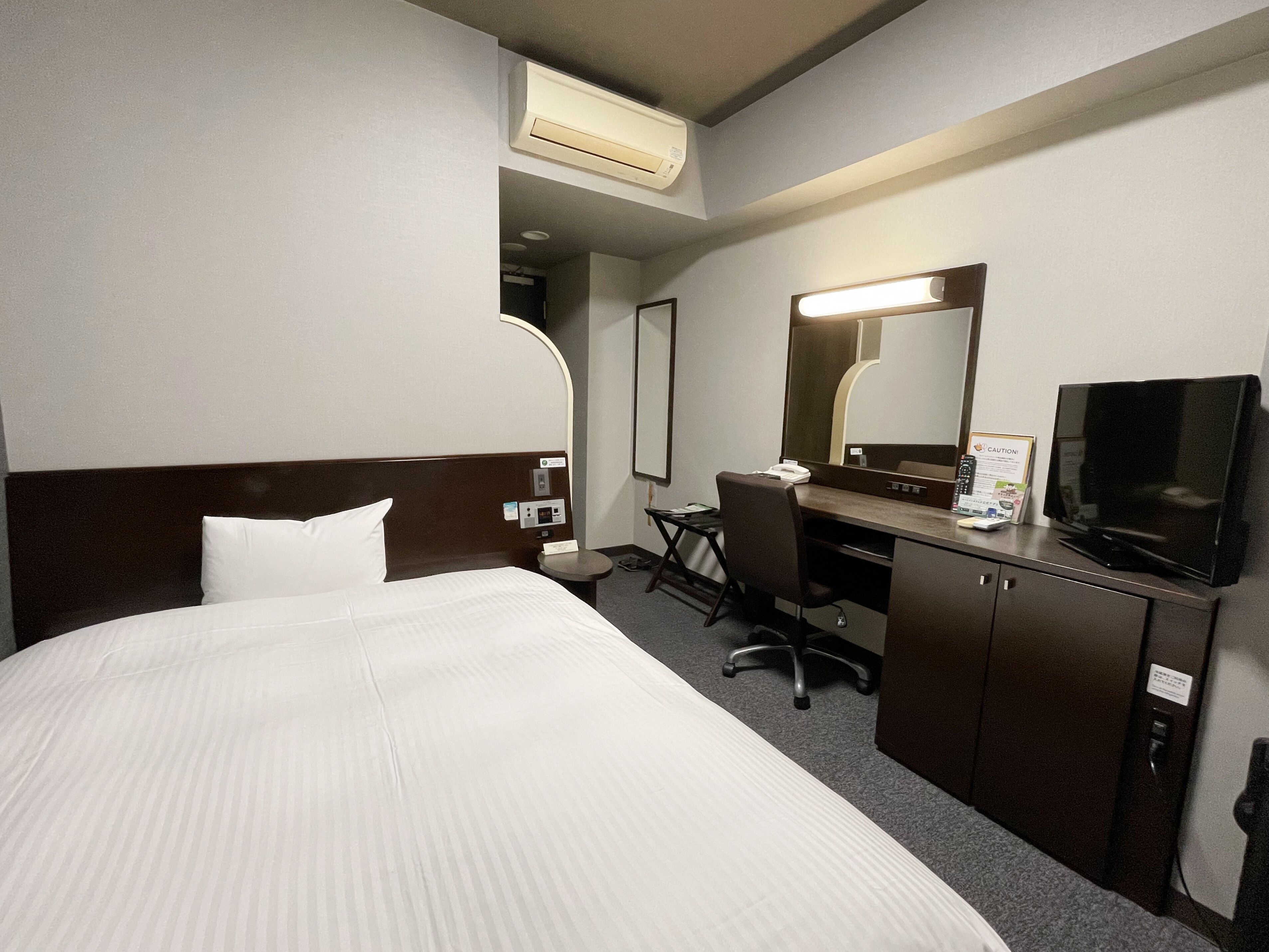 Caja fuerte, escritorio, tabla de planchar con plancha