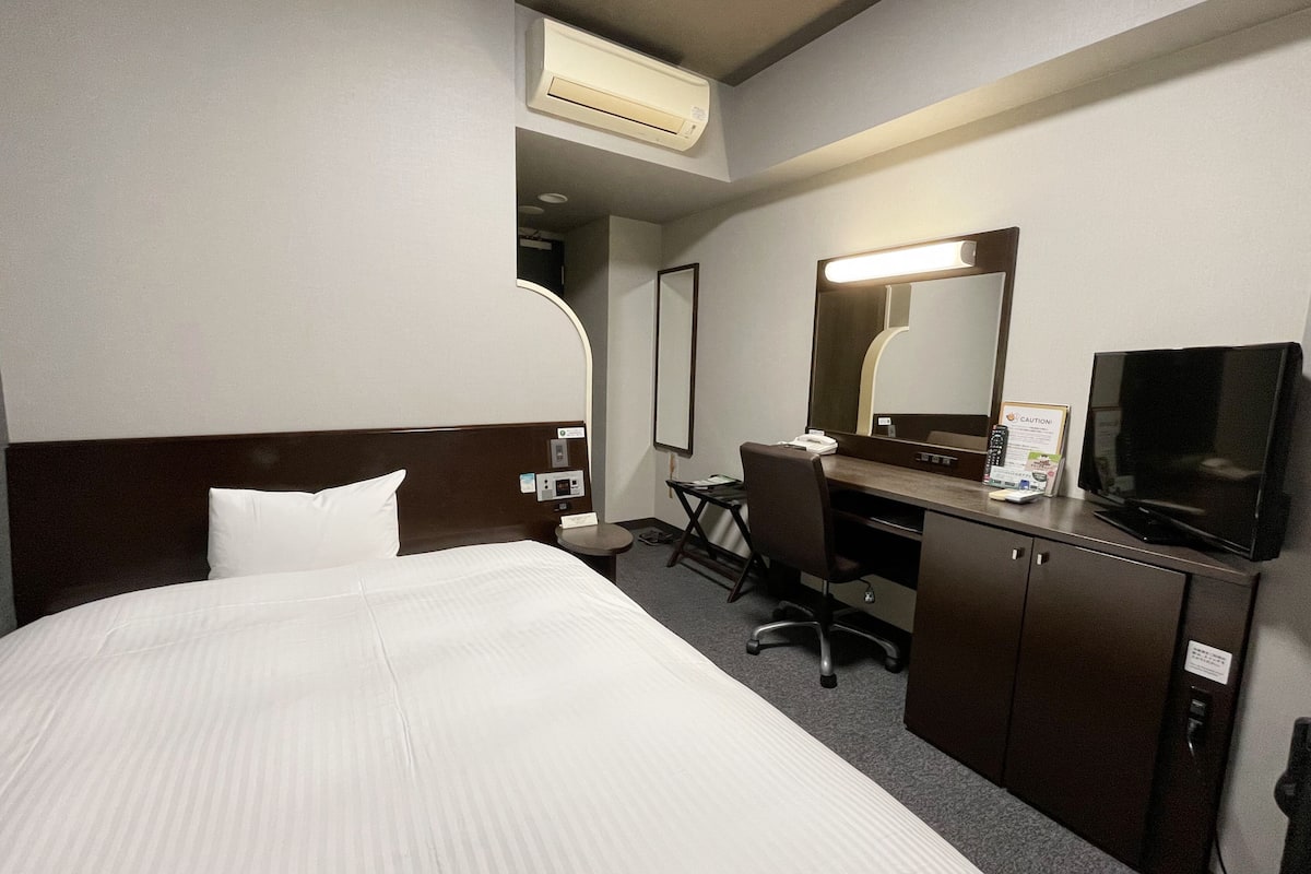 In-room safe, desk, iron/ironing board, free wired internet