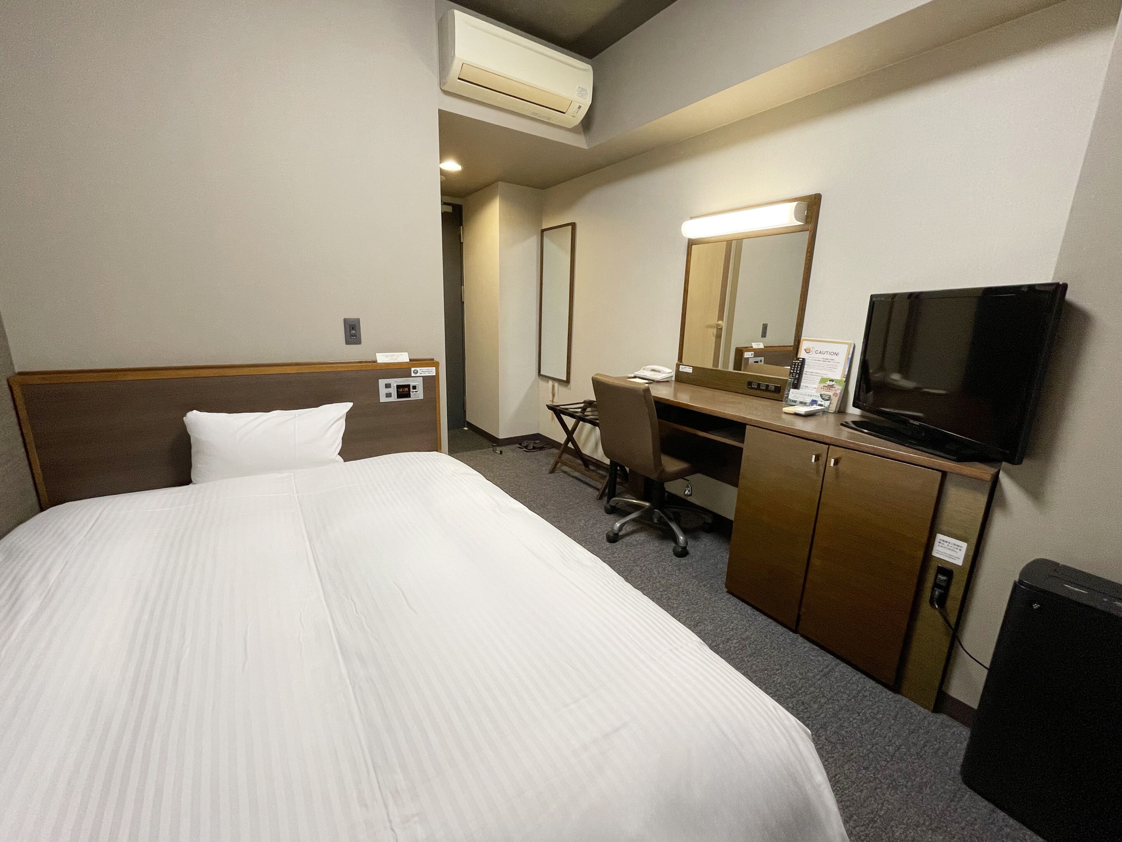 Caja fuerte, escritorio, tabla de planchar con plancha