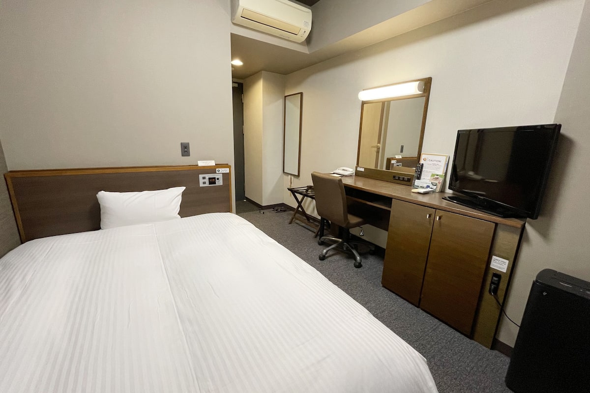 In-room safe, desk, iron/ironing board, free wired internet