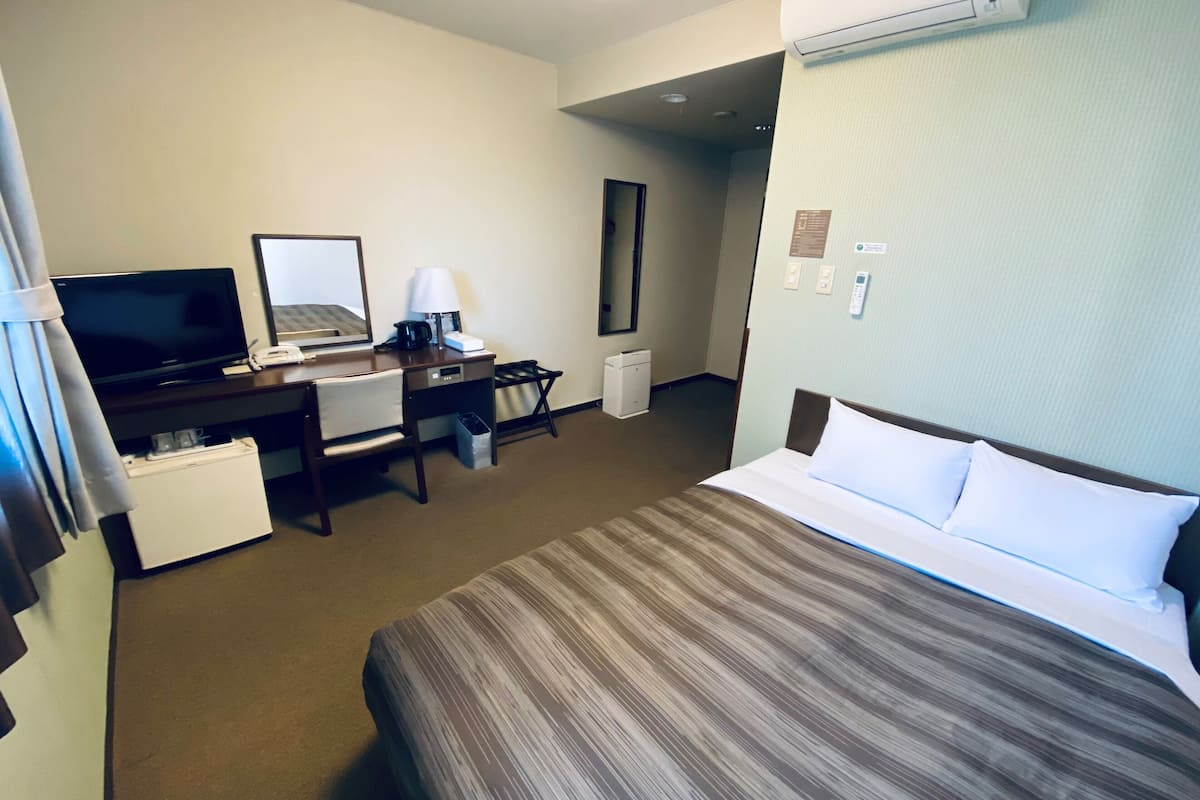 1 bedroom, desk, free wifi, bed sheets