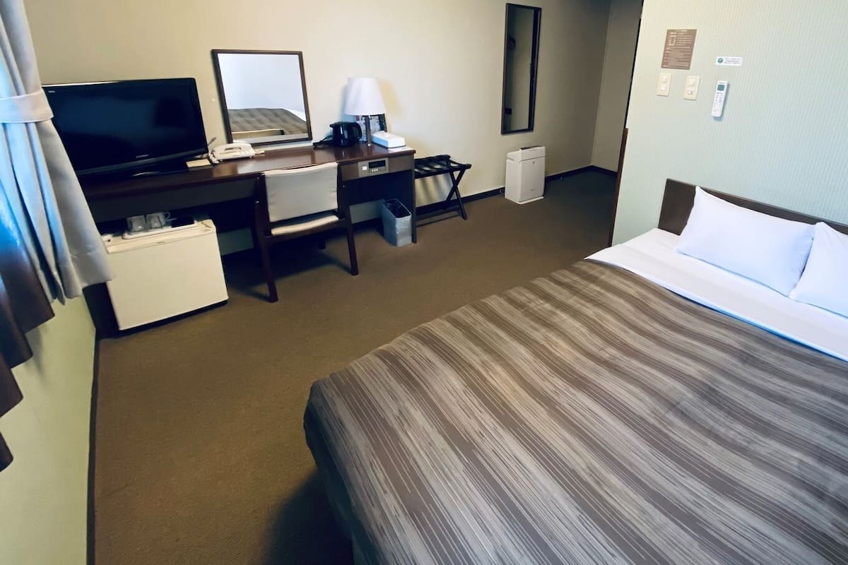 Escritorio, wifi gratis y ropa de cama