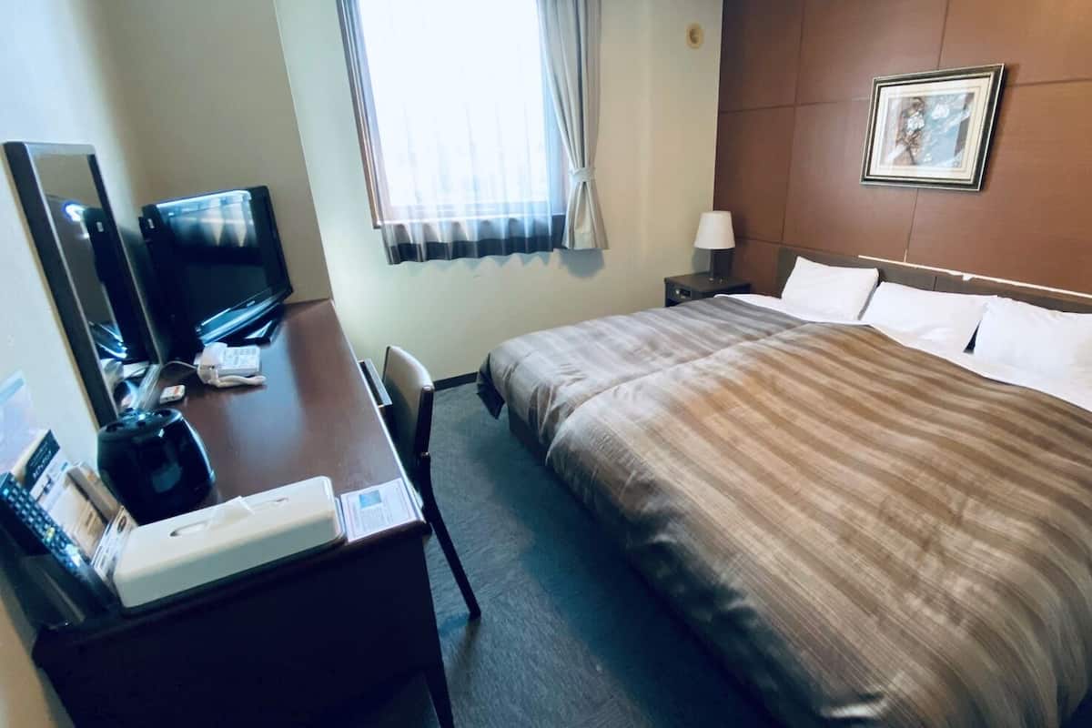 Escritorio, wifi gratis y ropa de cama