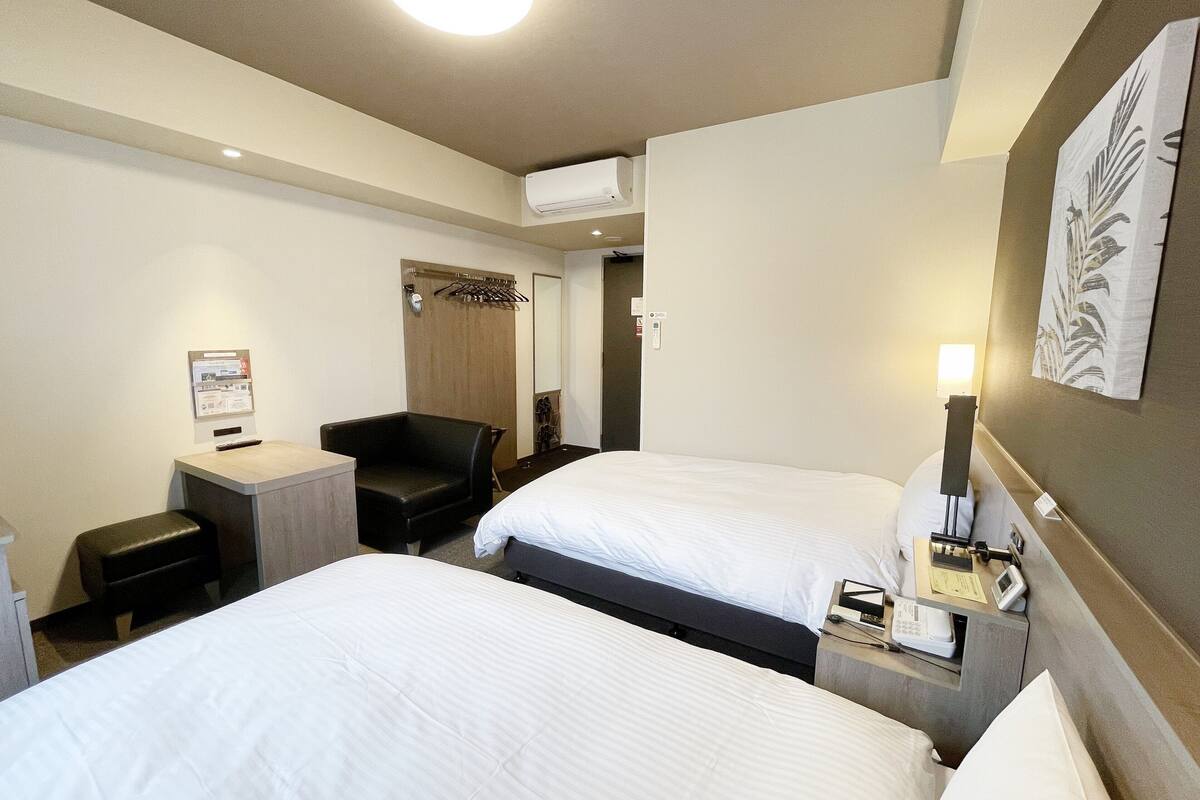 comfort twin room, non smoking, east wing | desk, free wifi, bed sheets