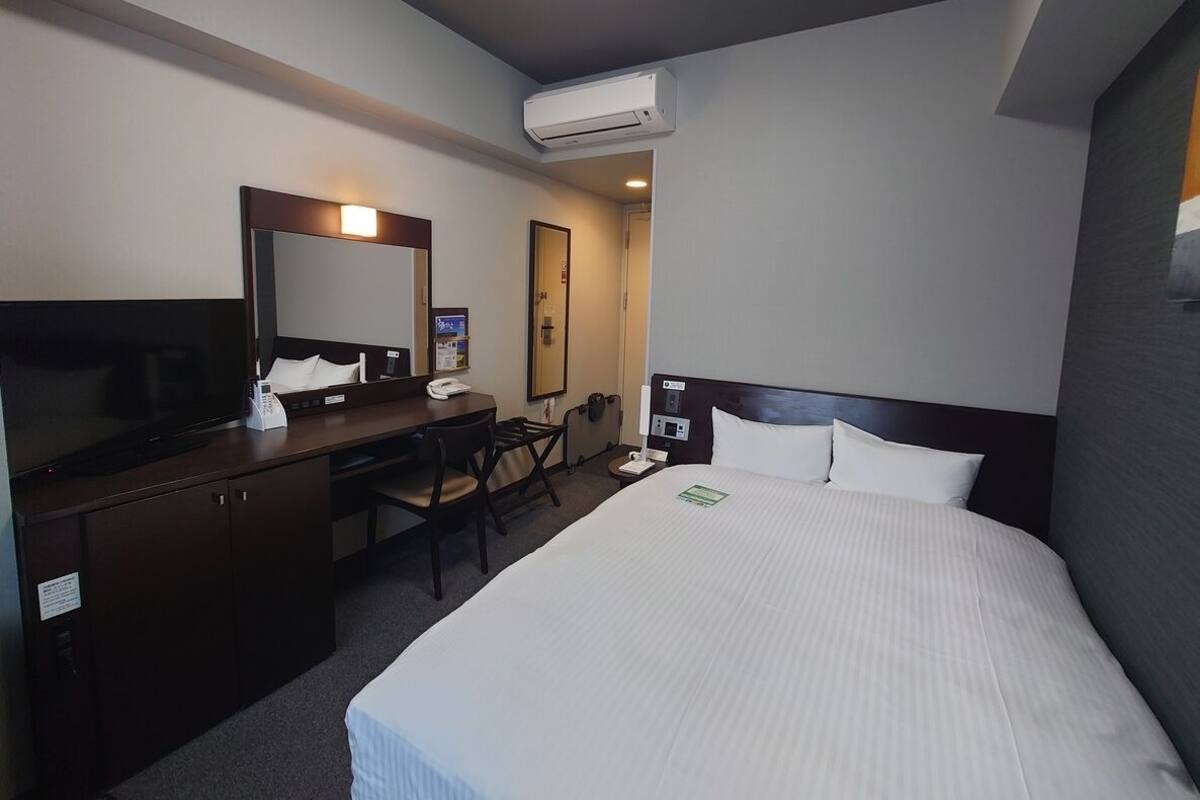Desk, WiFi (free), bed sheets