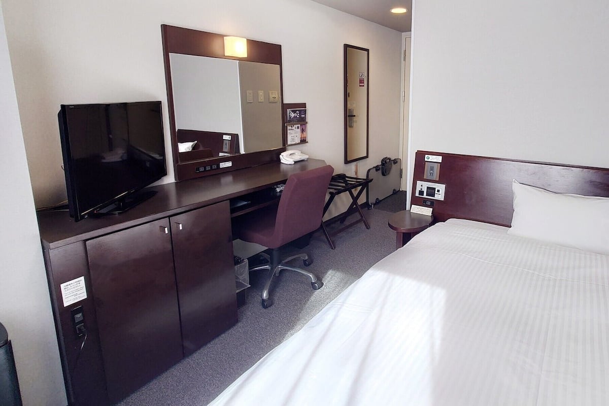 Desk, free WiFi, bed sheets