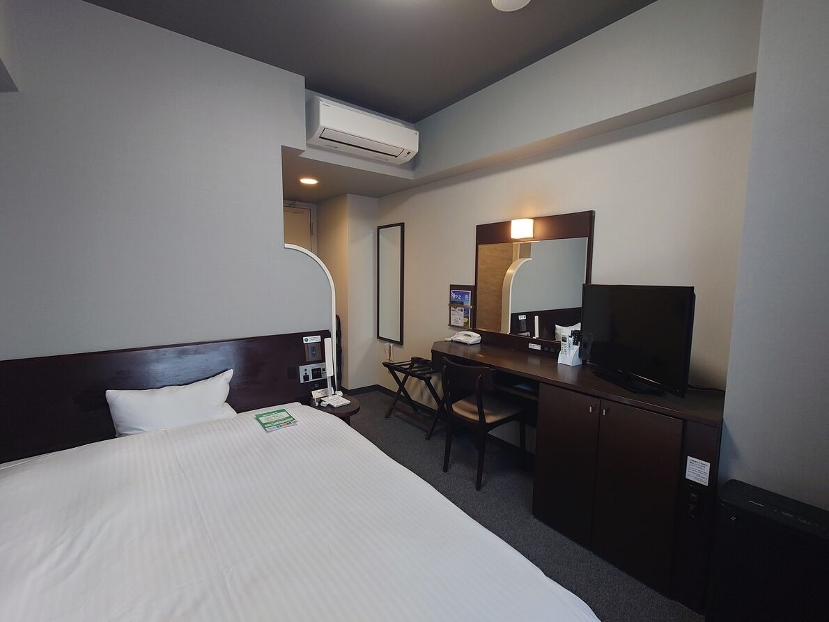 Desk, WiFi (free), bed sheets