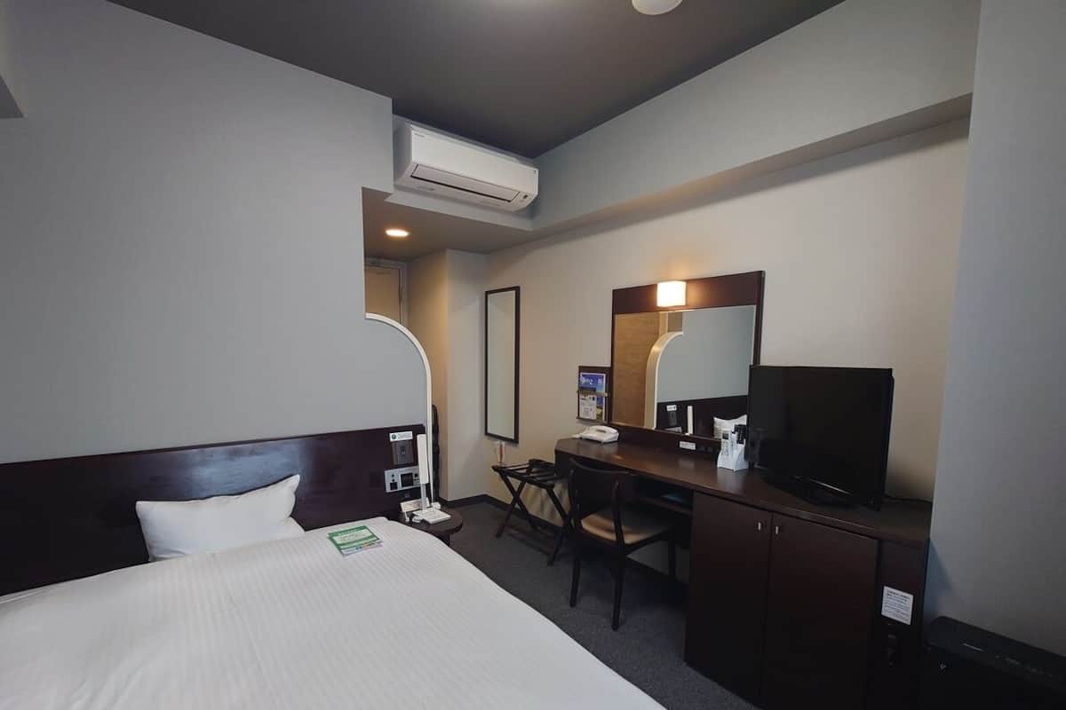 Desk, free WiFi, bed sheets