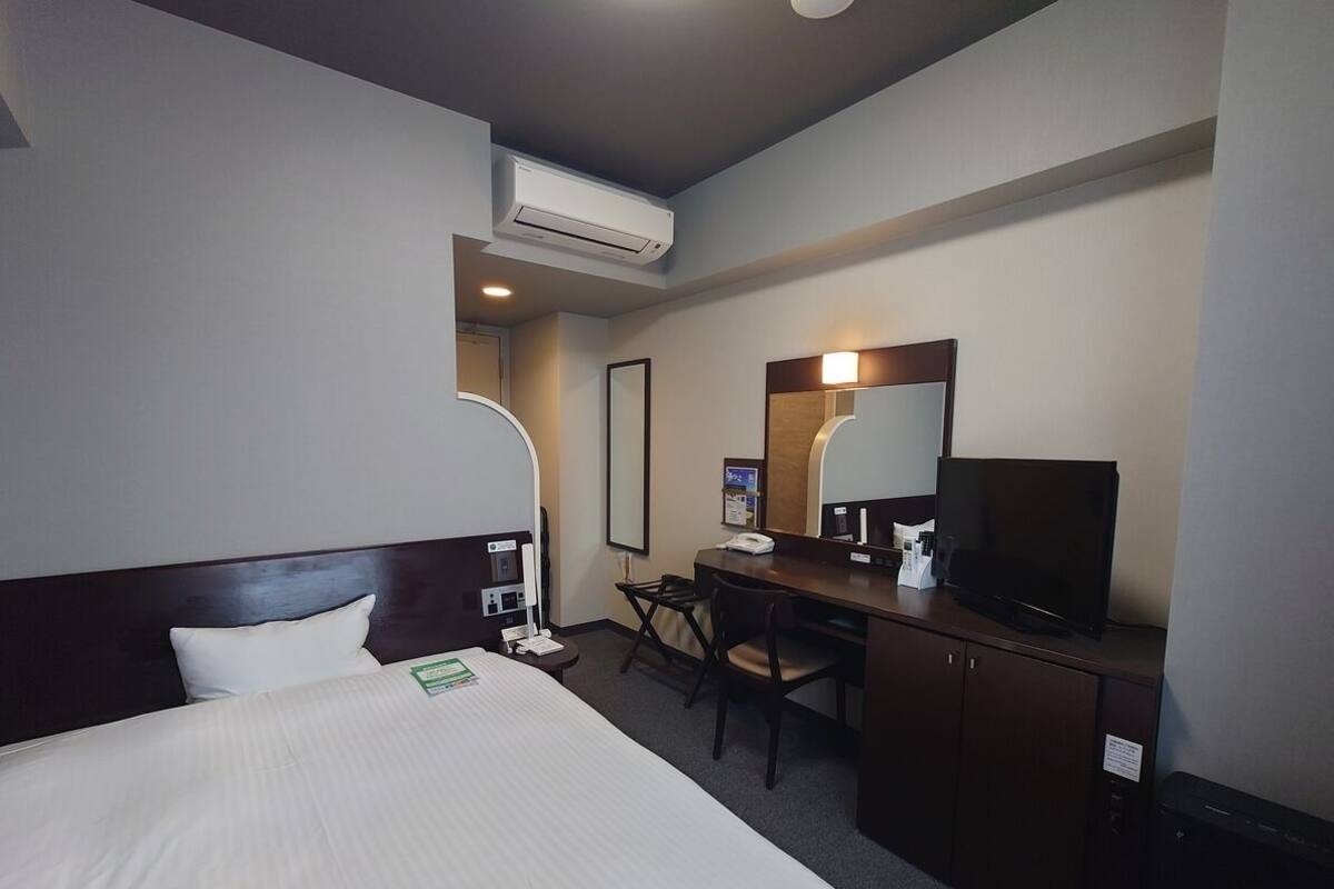 Desk, WiFi (free), bed sheets
