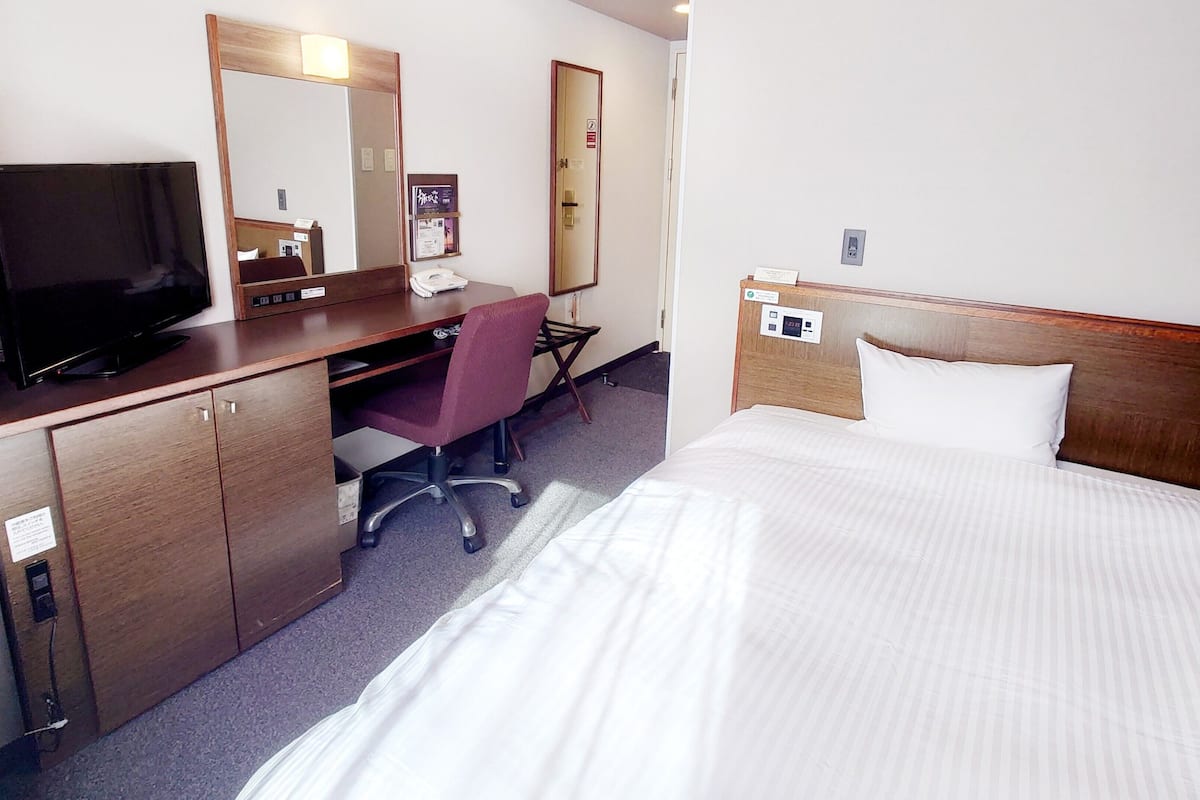 desk, free wifi, bed sheets