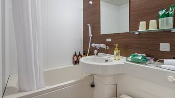 Ensemble douche/baignoire, articles de toilette gratuits, peignoirs