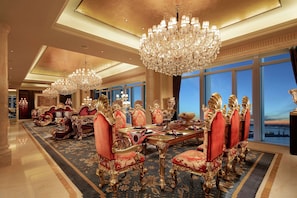 Presidential-Suite, 1 King-Bett | Wohnbereich | 55-Zoll-LED-Fernseher mit Satellitenempfang, Fernseher