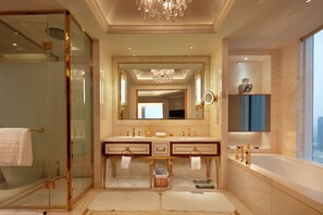 Suite, 1 King-Bett | Badezimmer