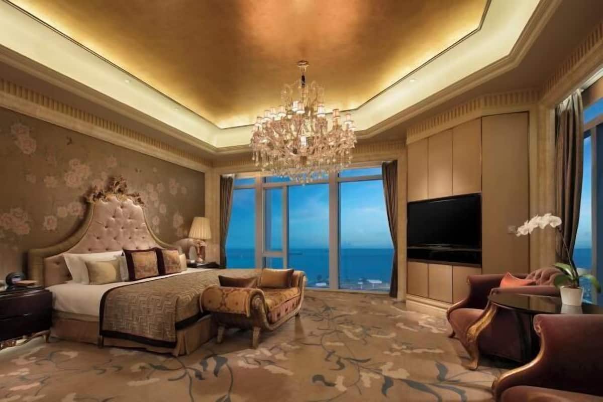 1 bedroom, premium bedding, minibar, in-room safe