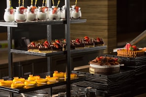 Daily buffet breakfast (CNY 213 per person)