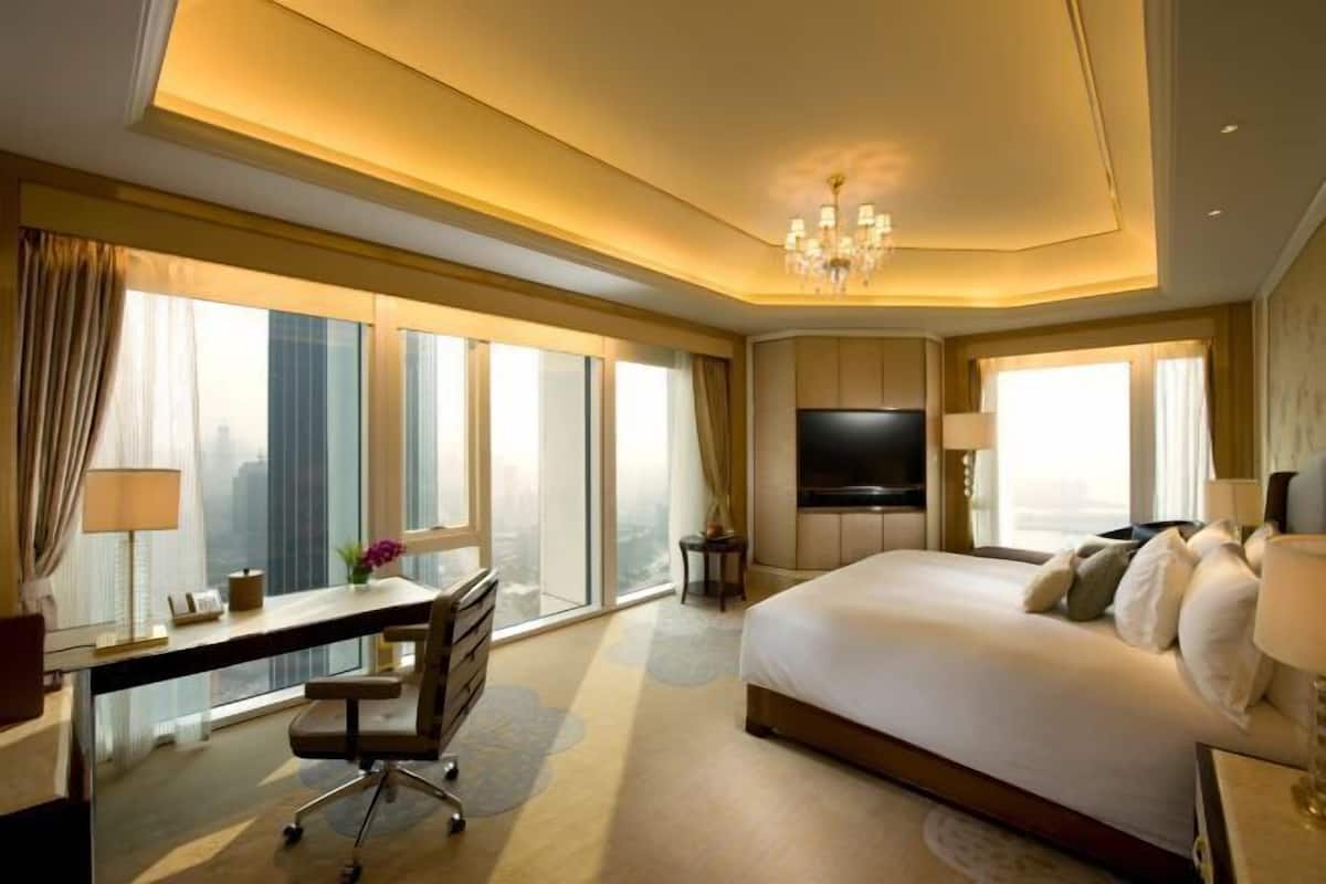 1 bedroom, premium bedding, minibar, in-room safe