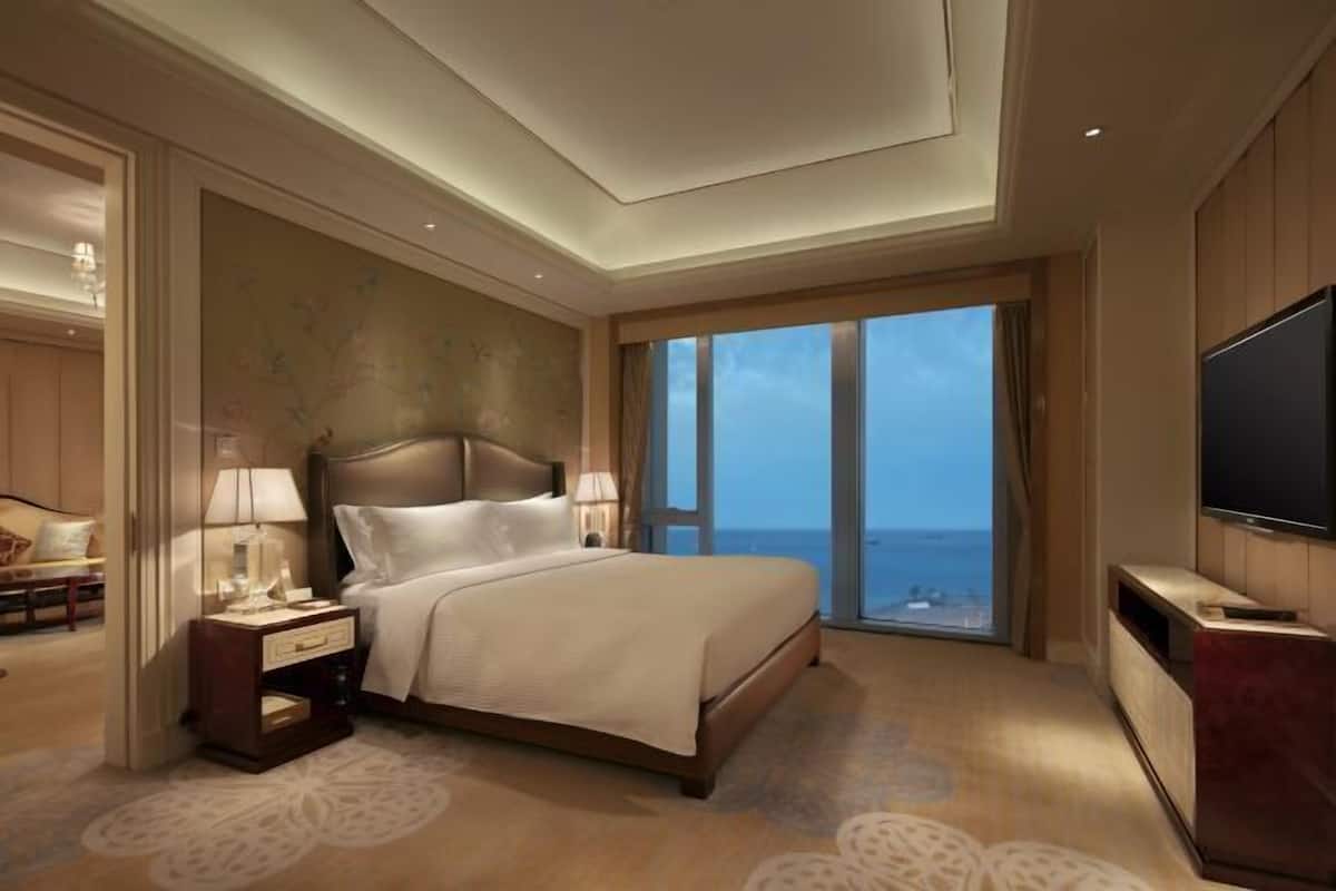1 bedroom, premium bedding, minibar, in-room safe