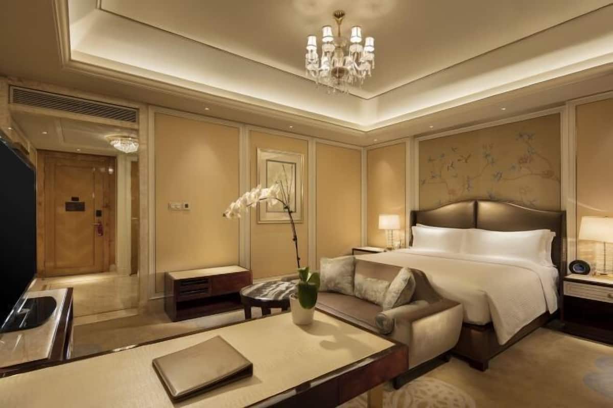 1 bedroom, premium bedding, minibar, in-room safe