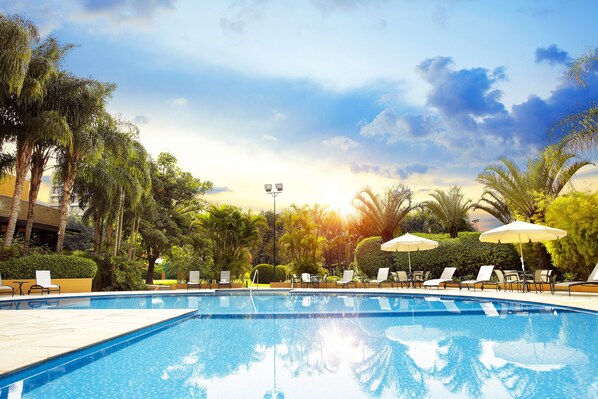 Una piscina al aire libre