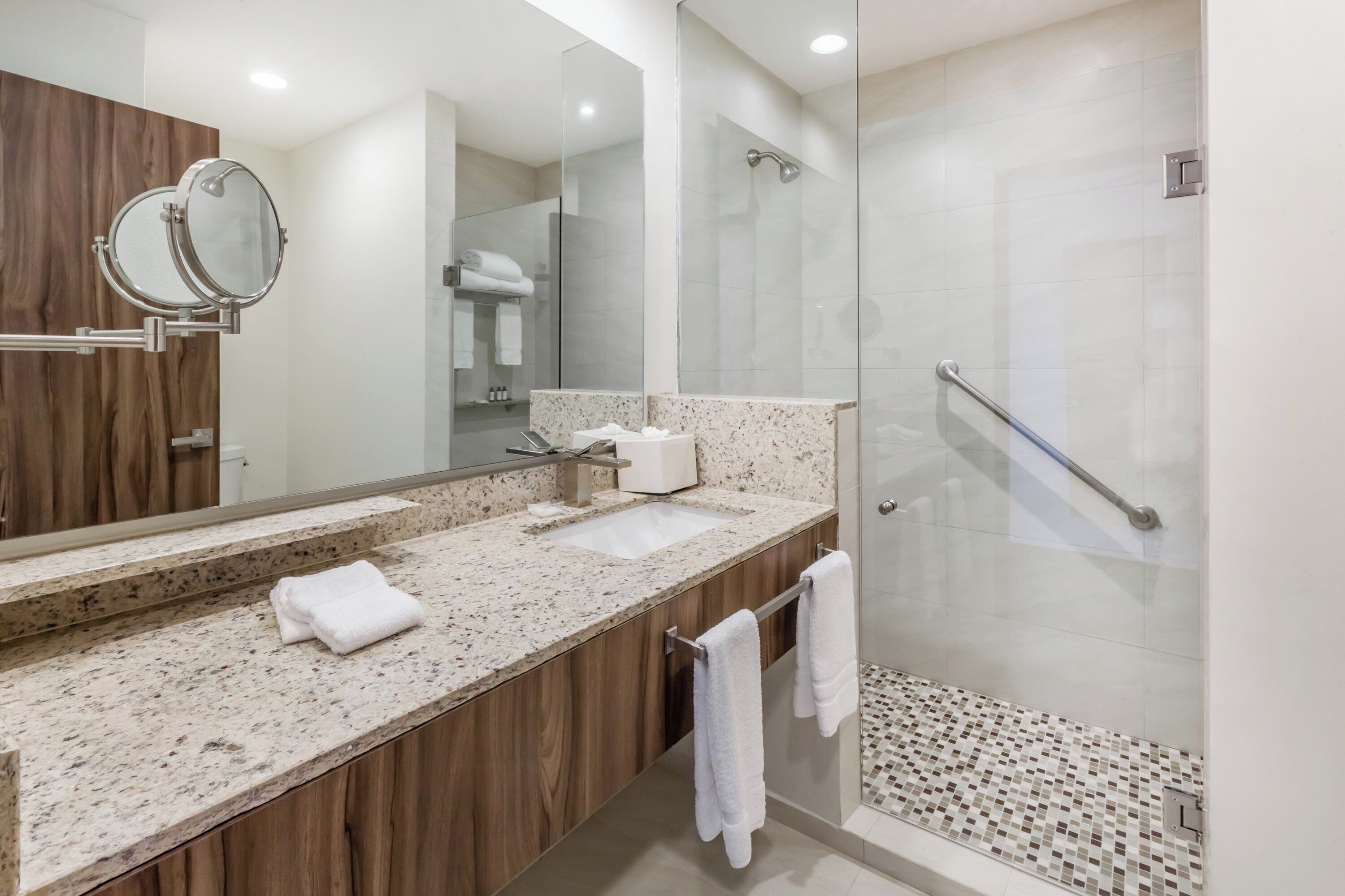 deluxe room, 1 king bed | 1 bedroom, desk, iron/ironing board, free wifi