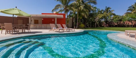 Una piscina al aire libre