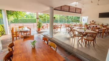 Se sirven comidas, cenas y cocina internacional con mesas al aire libre