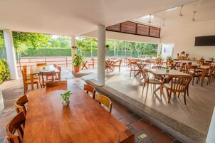 Se sirven almuerzos y cenas, restaurante con mesas al aire libre 