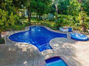 2 buitenzwembaden, parasols voor strand/zwembad