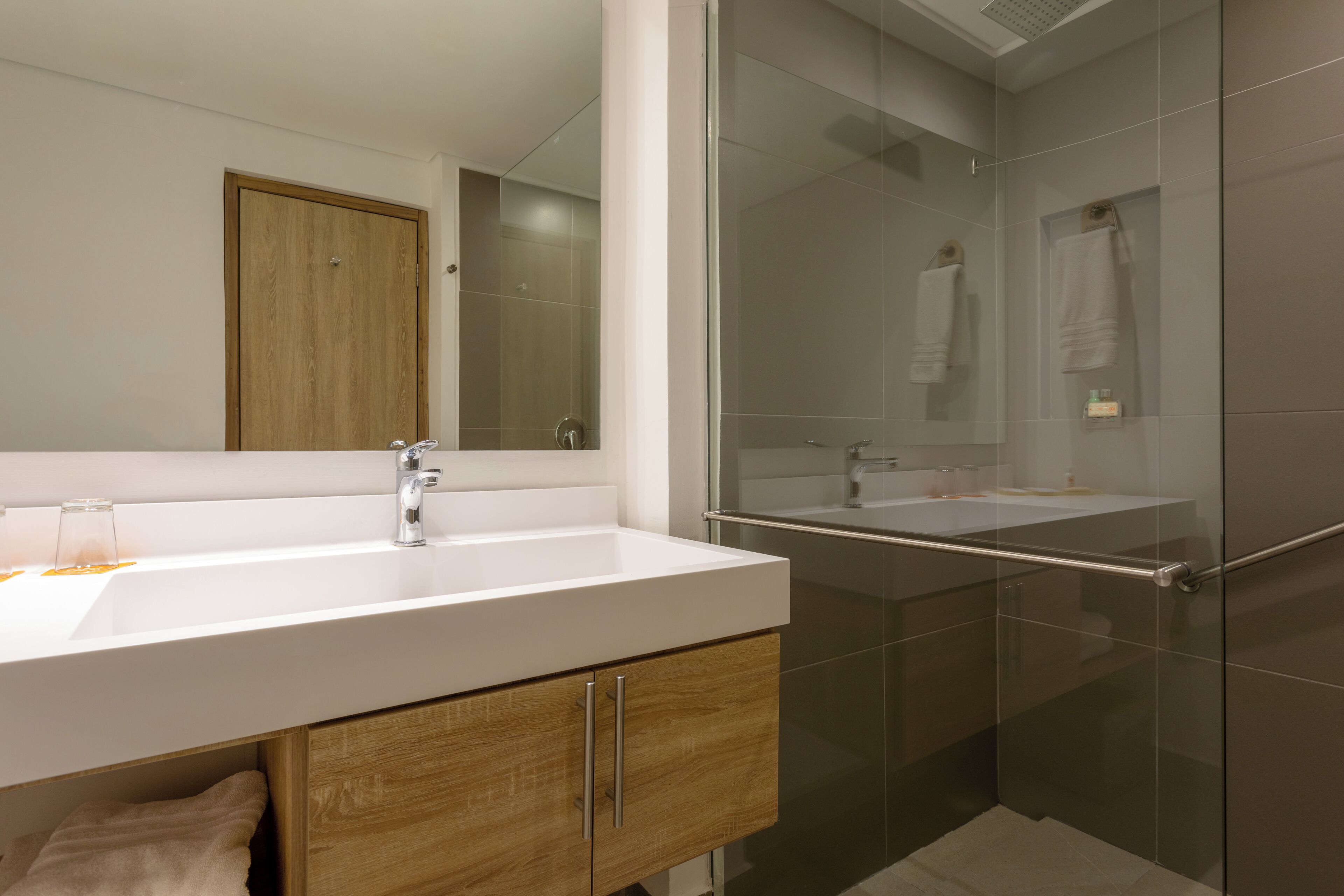 standard twin room. | bathroom | shower, free toiletries, hair dryer, towels